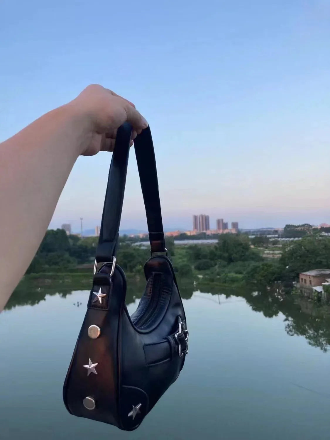 The New 2025 Baguette Bag for Women Is A Trendy Underarm Bag Made of Pu Leather with A Unique Star-shaped Buckle