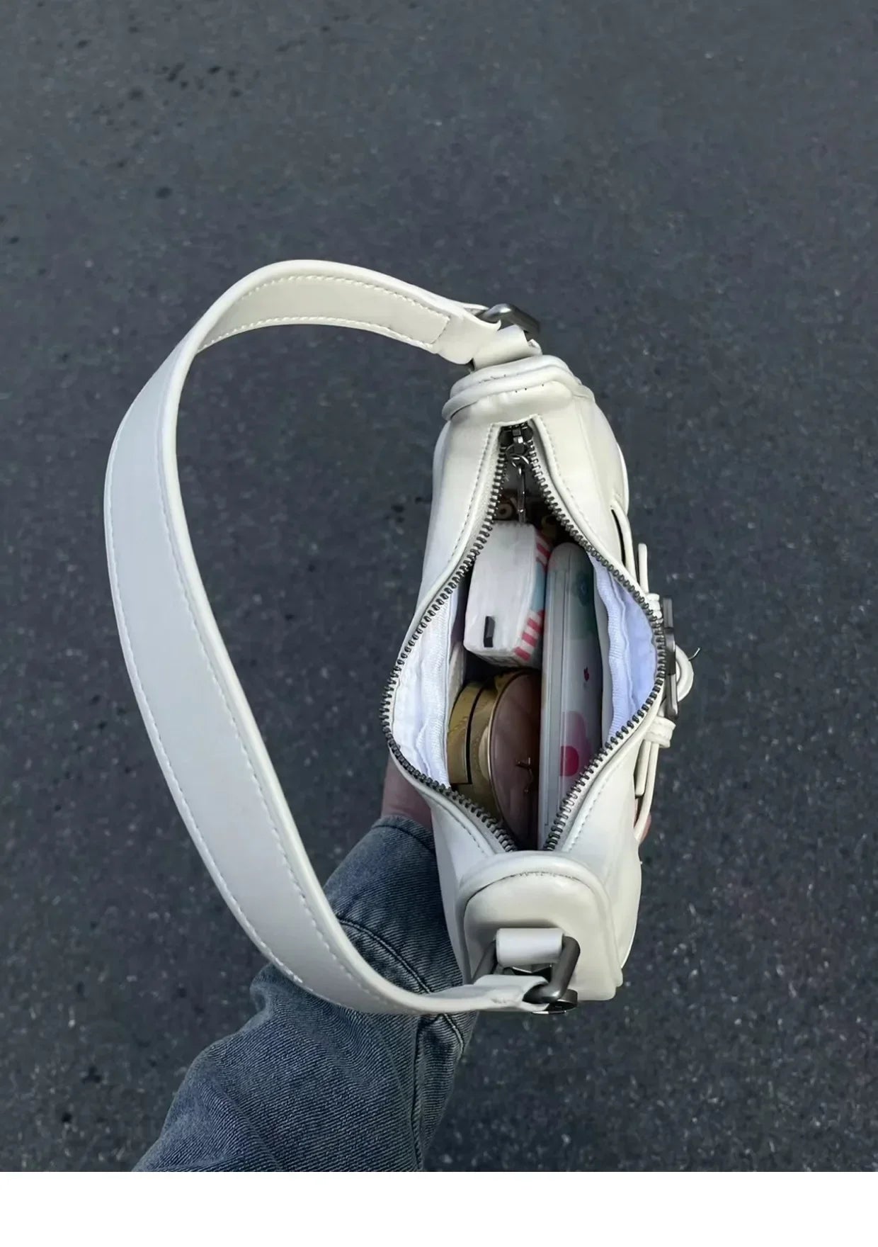 The New 2025 Baguette Bag for Women Is A Trendy Underarm Bag Made of Pu Leather with A Unique Star-shaped Buckle
