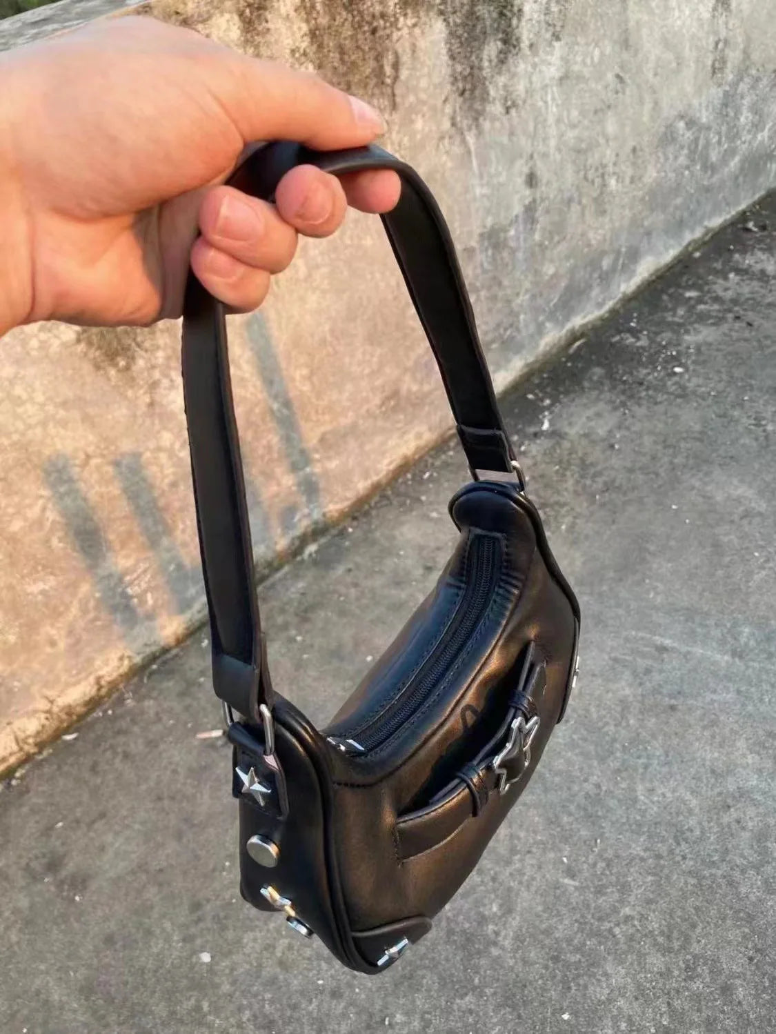 The New 2025 Baguette Bag for Women Is A Trendy Underarm Bag Made of Pu Leather with A Unique Star-shaped Buckle